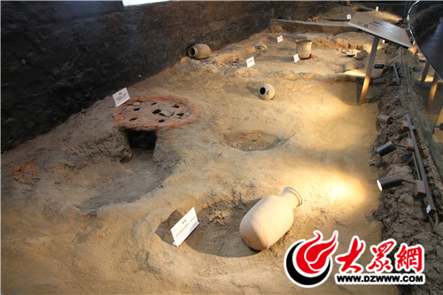 館內(nèi)現(xiàn)有藏品850余件，全面展現(xiàn)了東夷文化的輝煌成就與發(fā)展脈絡(luò)