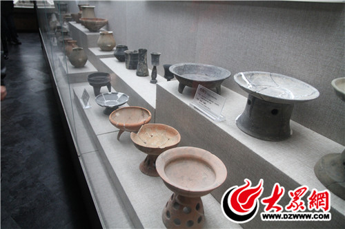 東夷文化博物館館內(nèi)現(xiàn)有藏品850余件，品類豐富，特色突出