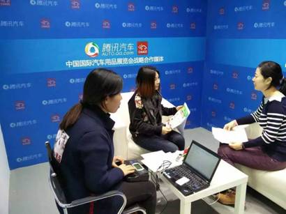 展會進(jìn)行當(dāng)中，貝適寶創(chuàng)始人之一的張冉冉女士在百忙之中也接受了騰訊汽車記者的專訪，暢談未來兒童安全座椅行業(yè)的發(fā)展趨勢，兒童安全座椅產(chǎn)品的功能期望以及自家智能座椅產(chǎn)品的一些細(xì)節(jié)。同時以一個孩子母親的角度也呼吁國內(nèi)兒童出行安全體系能夠盡快得以完善，為寶寶的出行安全營造一個良好社會氛圍，她表示，隨著國內(nèi)家庭汽車保有量的逐年增長，提升國內(nèi)父母的兒童出行安全意識現(xiàn)如今已經(jīng)迫在眉睫。