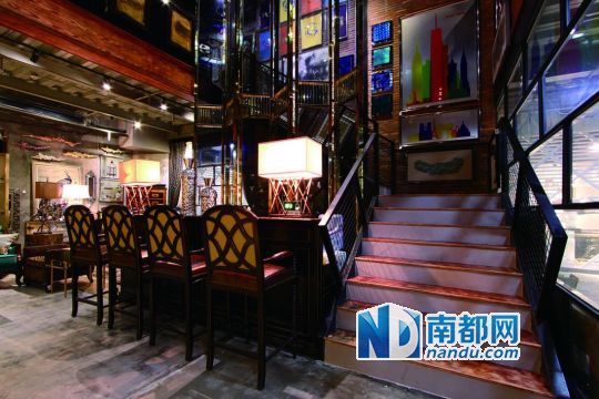 7米高的玻璃屏風(fēng)打造有味道的吧臺(tái)。