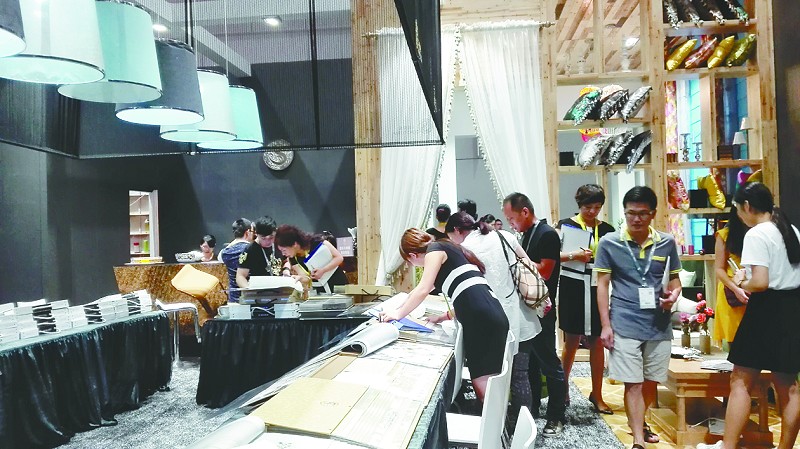 作為國(guó)內(nèi)領(lǐng)先的中高端生活用品市場(chǎng)專(zhuān)業(yè)展會(huì)——中國(guó)（上海）國(guó)際時(shí)尚家居用品展覽會(huì)（簡(jiǎn)稱(chēng)“上海時(shí)尚家居展”）今年邁入第十個(gè)年頭，將于9月20日～22日在上海新國(guó)際博覽中心舉行。上一屆展會(huì)參展商數(shù)量創(chuàng)歷史紀(jì)錄，共吸引來(lái)自14個(gè)國(guó)家和地區(qū)的379家參展企業(yè)參展。上海時(shí)尚家居展作為國(guó)內(nèi)家居及生活用品行業(yè)久富盛名的品牌盛會(huì)，來(lái)自國(guó)內(nèi)外的知名行業(yè)巨頭均紛紛確定本屆繼續(xù)參展。