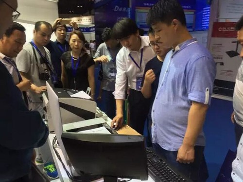 富士通亮相2016全國(guó)檢察機(jī)關(guān)科技裝備展(圖4) 富士高速掃描儀引圍觀