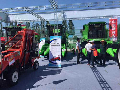 常林收獲機(jī)械內(nèi)蒙古國(guó)際農(nóng)機(jī)展會(huì)展雄姿(圖1) 就