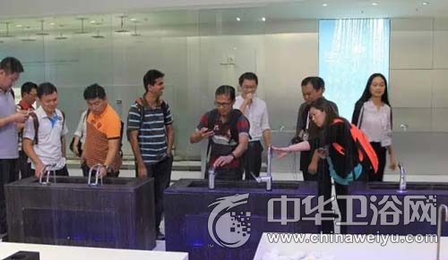 馬來(lái)S P Setia Berhad集團(tuán)參觀珠海貝朗展廳(圖3) 馬來(lái)西亞S P Setia Berhad集團(tuán)精心挑選適合馬來(lái)西亞當(dāng)?shù)亓?xí)慣與喜好的衛(wèi)浴用品