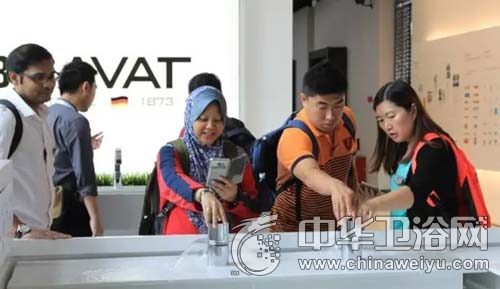 馬來(lái)S P Setia Berhad集團(tuán)參觀珠海貝朗展廳(圖2) 馬來(lái)西亞S P Setia Berhad集團(tuán)饒有興致地對(duì)展廳內(nèi)的淋浴花灑研究著