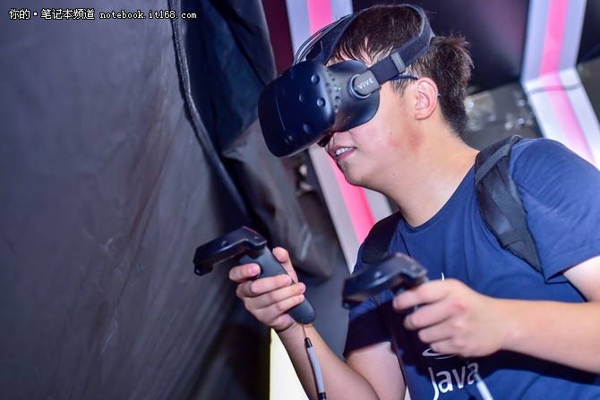 方旗下機械革命VR背包驚艷北京創(chuàng)客展(圖2) 同方旗下機械革命VR背包驚艷北京創(chuàng)客展