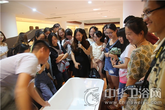 考察交流工業(yè)設(shè)計(jì) 師生赴浪鯨展廳進(jìn)行互動(dòng)(圖1) 浪鯨衛(wèi)浴