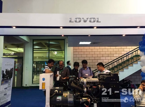 用戶正在參觀雷沃發(fā)動機展臺 用戶正在參觀雷沃發(fā)動機展臺