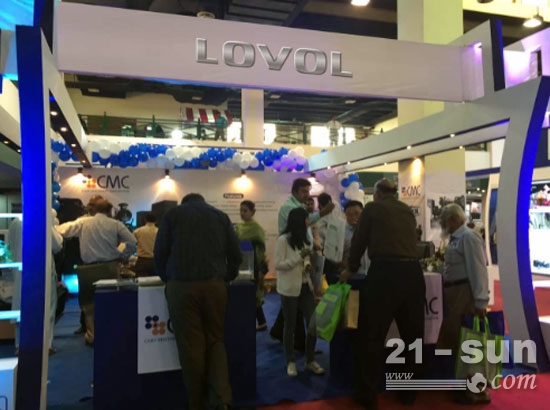 雷沃發(fā)動機展臺前客流不斷 雷沃發(fā)動機展臺前客流不斷