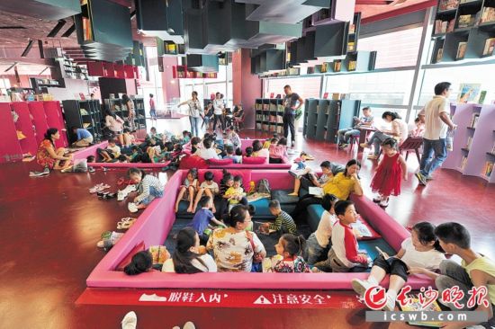 　　梅溪書院三樓的下沉式閱讀區(qū)人氣最旺，是前來(lái)看書的孩子們最喜歡的地方。 長(zhǎng)沙晚報(bào)記者 王志偉 攝