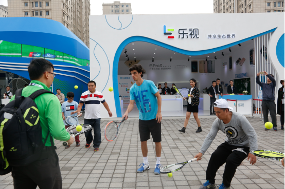 樂(lè)視展廳大師親授網(wǎng)球技巧(圖2) 樂(lè)視展廳大師親授網(wǎng)球技巧(圖2)