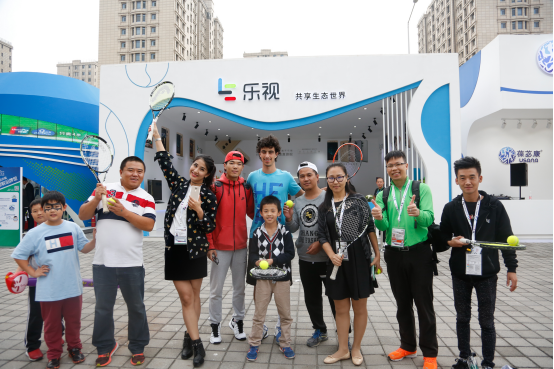 樂(lè)視展廳大師親授網(wǎng)球技巧(圖1) 樂(lè)視展廳大師親授網(wǎng)球技巧(圖1)