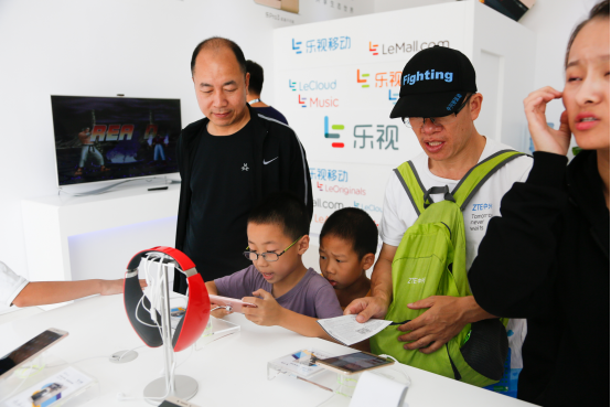 樂(lè)視展廳大師親授網(wǎng)球技巧(圖4) 樂(lè)視展廳大師親授網(wǎng)球技巧(圖4)