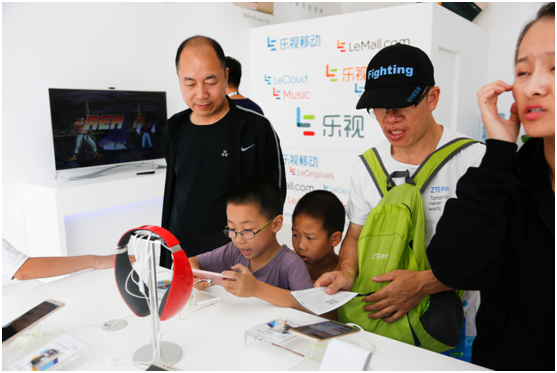 中網(wǎng)正賽樂視自拍角閃耀球場(chǎng) 首日樂視展廳火爆(圖2)