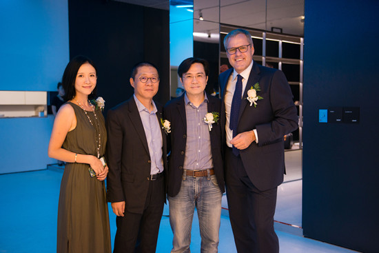 嘉賓(由右至左) 勞斯集團(tuán)董事局主席Mr.Waldenmaier Stefan V 先生；香港南豐集團(tuán)廣州總經(jīng)理李建華先生；勞斯(北京)董事長、總裁劉禹鴻先生； 勞斯(北京)董事、品牌總監(jiān)彭心宜女士；_副本