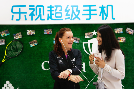 A-拉德萬(wàn)斯卡參觀樂(lè)視中網(wǎng)展廳(圖2)