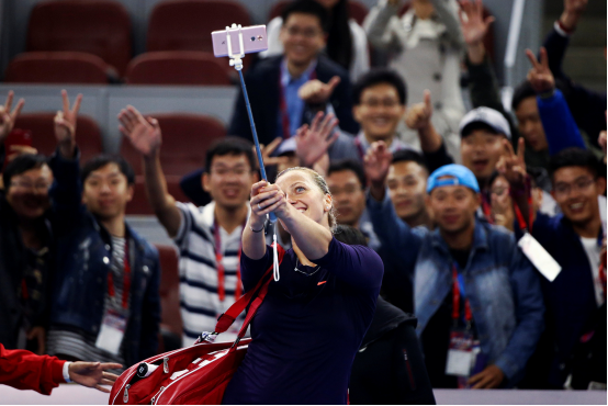 A-拉德萬(wàn)斯卡參觀樂(lè)視中網(wǎng)展廳(圖4)