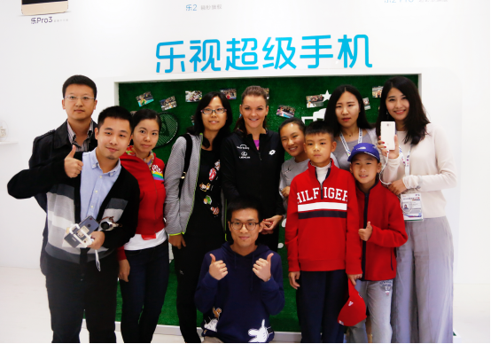 A-拉德萬(wàn)斯卡參觀樂(lè)視中網(wǎng)展廳(圖1)