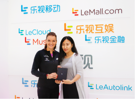 A-拉德萬(wàn)斯卡參觀樂(lè)視中網(wǎng)展廳(圖3)